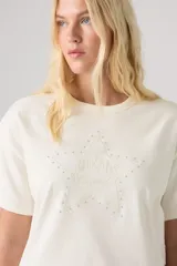 Remera Levi's de corte relajado, color blanco marfil, con diseño gráfico central de una estrella delineada con aplicaciones de strass y bordado de la marca en el interior.