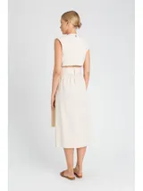 Vestido camisero midi color crema confeccionado en popelina de algodón con cierre cruzado y botones con logo, escote en pico, cierres de mosquetón en el hombro y cinturón a juego.