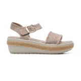 Sandalias de plataforma color beige con tiras de tela con flecos y hebilla dorada.