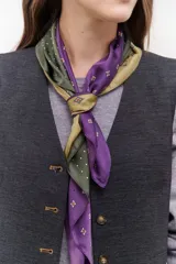 Chaleco azul con cuello en V y cierre frontal con botones marrones.