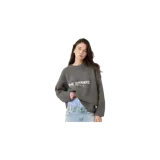 Sweater de punto gris oscuro de Eme Studios, con cuello redondo, mangas largas y el nombre de la marca bordado en el pecho en color blanco.