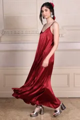 Vestido largo color dorado de raso con breteles finos y escote en V.