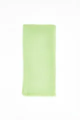 Pashmina lisa color verde manzana con flecos cortos en los extremos.