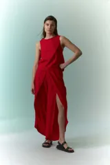 Pantalón rojo de lino con tajos laterales.