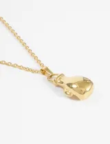 Collar plateado con cadena de eslabones y dije de guante de boxeo.