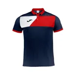 Chomba de piqué azul marino, con cuello polo y mangas cortas con ribete rojo. Presenta una franja horizontal blanca y roja en la parte superior del pecho y logo bordado en blanco en la parte delantera.