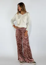 Pantalón de corte palazzo con estampado animal print en tonos bordó y beige, con cintura elástica.