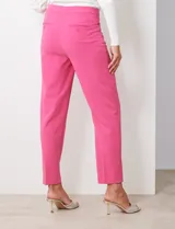 Pantalón de vestir color fucsia, de crepe, marca Zac & Rachel, con bolsillos inclinados en la parte delantera y bolsillos ojal en la parte trasera.