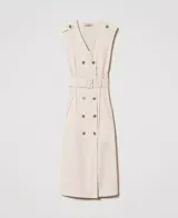 Vestido camisero midi color crema confeccionado en popelina de algodón con cierre cruzado y botones con logo, escote en pico, cierres de mosquetón en el hombro y cinturón a juego.