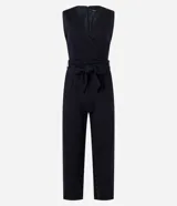 Mono largo sin mangas, confeccionado en tejido Ponto Roma de viscosa certificada, con estampado de rayas verticales finas. Presenta un diseño cruzado en el torso con lazo ajustable a la cintura y pantalón de pierna ancha.