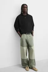 Jersey de punto de tacto suave con diseño de rayas horizontales anchas en color rosa claro y marrón oscuro. Presenta cuello redondo, manga larga y terminaciones en rib.