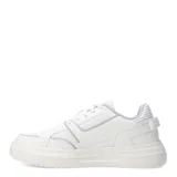 Championes urbanos de diseño minimalista en color blanco, con detalles perforados en la puntera y laterales, suela de plataforma y cordones al tono.
