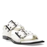 Sandalias planas de color blanco con diseño de tiras anchas, hebillas metálicas plateadas y detalles de ojales. Poseen suela plana de color negro.