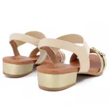 Sandalia de cuero negra con elástico en el tobillo, taco bajo y hebilla decorativa.