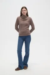 Sweater de punto con diseño de ochos, color camel, con cuello alto y mangas largas.