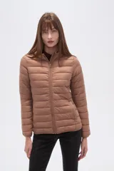 Campera puffer color marrón claro, con cierre frontal y cuello alto.