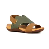 Sandalia plana de mujer color negro, con diseño cerrado en la parte delantera que cubre los dedos y parte del empeine con tiras cruzadas. Posee una pulsera ajustable con velcro en el tobillo. La suela es de goma marrón con plantilla color corcho.