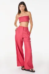 Pantalón de lino color fucsia, de corte recto y holgado, con tiro alto y bolsillos laterales.