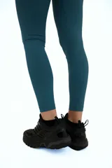 Calza larga de lycra color azul petróleo, con cintura alta y corte ajustado.