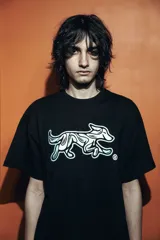 Remera negra de corte regular fit, con estampa plastisol de un perro celeste.