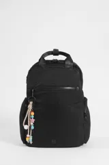 Mochila porta laptop color negro de nylon, con bolsillos laterales con cierre, amplio bolsillo frontal con cierre y llavero decorativo colgante con cuentas de colores. Cuenta con espacio interior acolchado para laptop.