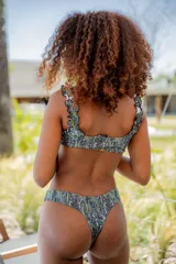 Top de bikini con estampado floral en tonos verde y blanco, con breteles con volados y escote regulable.