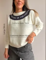 Sweater de punto color bordó con cuello redondo y diseño de guarda decorativa estilo nórdico en la zona del escote en tonos claros. Presenta mangas largas con puños acanalados y un corte holgado.
