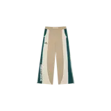 Pantalón de jogging Eme Studios modelo Arco Forest, de diseño colorblock en tonos beige, crema y verde oscuro, con paneles laterales y la inscripción "EMESTUDIOS" estampada en una pierna.