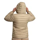 Campera puffer Diadora color beige, con diseño acolchado horizontal, cierre frontal completo y capucha ajustable con cordones. Presenta logo de la marca bordado en el pecho.