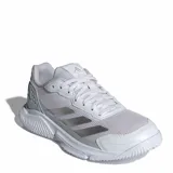 Championes deportivos Adidas Court Quick P, color blanco con detalles plateados en las icónicas tres tiras laterales. Diseño de malla transpirable con refuerzos sintéticos y suela de goma resistente, ideal para actividades deportivas y uso diario.