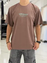 Remera oversize color marrón, de manga corta y cuello redondo, con bordado frontal con la inscripción "Off-Court".