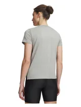 Remera deportiva Under Armour de manga corta, color gris, con cuello redondo y logo de la marca estampado en el centro del pecho. Confeccionada en tejido elástico y transpirable con aberturas laterales en el bajo.