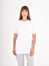 Remera básica de cuello redondo y manga corta, con corte recto y ajuste holgado.