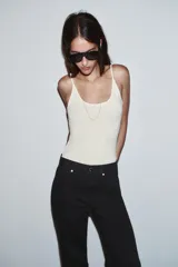 Jeans de tiro alto, pernera recta y larga, estilo clásico con cinco bolsillos, cierre frontal con cremallera y botón metálico.