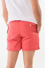 Short de baño azul con estampado de flamencos.