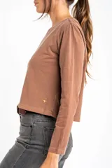 Remera de manga larga con efecto lavado, corte oversize y cuello redondo, confeccionada en algodón peinado.