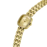 Reloj analógico Guess modelo Hazel con caja cuadrada de 25mm y malla tipo brazalete, todo en tono dorado. La esfera presenta acabado sunray con cristales incrustados en el borde de la caja y en el interior de la esfera.