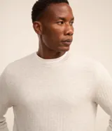 Suéter masculino de cuello redondo y manga larga, confeccionado en malla de viscosa y poliamida con textura de cuadros grid.