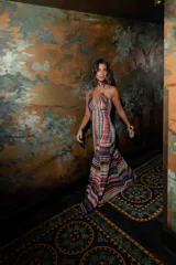 Vestido largo entallado de encaje transparente, con diseño de rayas multicolor, escote profundo en V, espalda abierta y tiras para atar al cuello.