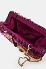 Bolso tipo sobre color violeta con diseño de abalorios y cuentas bordadas formando un patrón floral multicolor. Cuenta con una borla colgante en el cierre y correa de cadena extraíble.