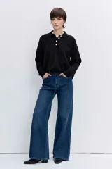 Pantalón de jean corte regular con diseño de pierna ancha y tiro medio, confeccionado en denim azul clásico.