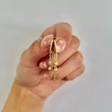 Aros tipo argolla de plata 925 bañados en oro con dije colgante de cadena fina y tres cristales engarzados.