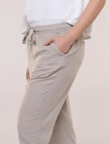 Pantalón de algodón color beige de corte recto, con pretina elastizada, cordón de ajuste y bolsillos laterales.