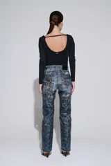 Pantalón de jean recto con estampado animal print y acabado lavado, de tiro alto y calce estructurado.