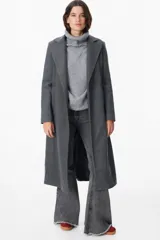 Tapado de paño en color gris oscuro, con solapas clásicas, corte recto y bolsillos laterales integrados.