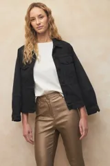 Pantalón chupín color dorado metalizado.