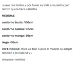 Polera de cuello alto en color terracota, confeccionada con un interior suave y cálido. Presenta puños y ruedo acanalados, con un pequeño aplique metálico decorativo en la parte inferior.