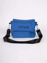 Bandolera azul de nylon acolchado con solapa, cierre con botones a presión y correa desmontable y regulable.