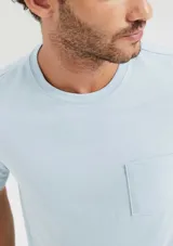 Remera celeste de manga corta con cuello redondo y bolsillo aplicado en el pecho.