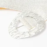 Cinto elástico de color plateado con acabado brillante y hebilla ovalada de metal texturizado.